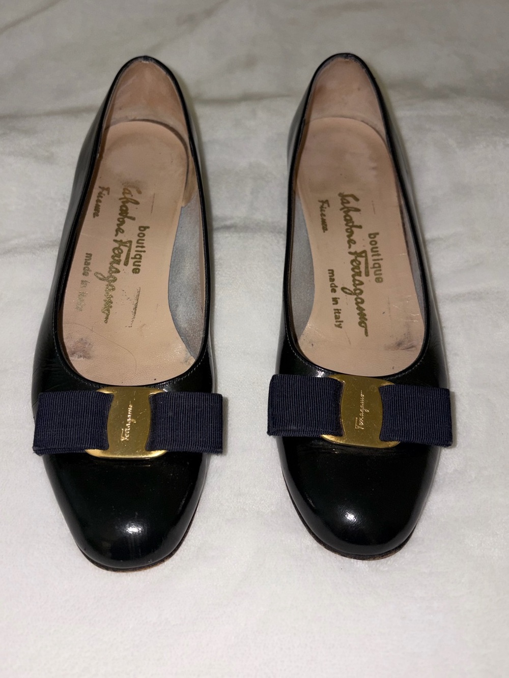 Ferragamo Vara 6.5 navy blue patent leather boutique pump shoe